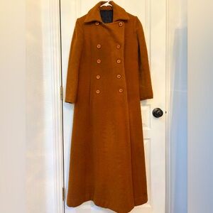 Vintage Long Camel Colored Coat with Quilted Lining for Warmth 🐪 🧥 🤎